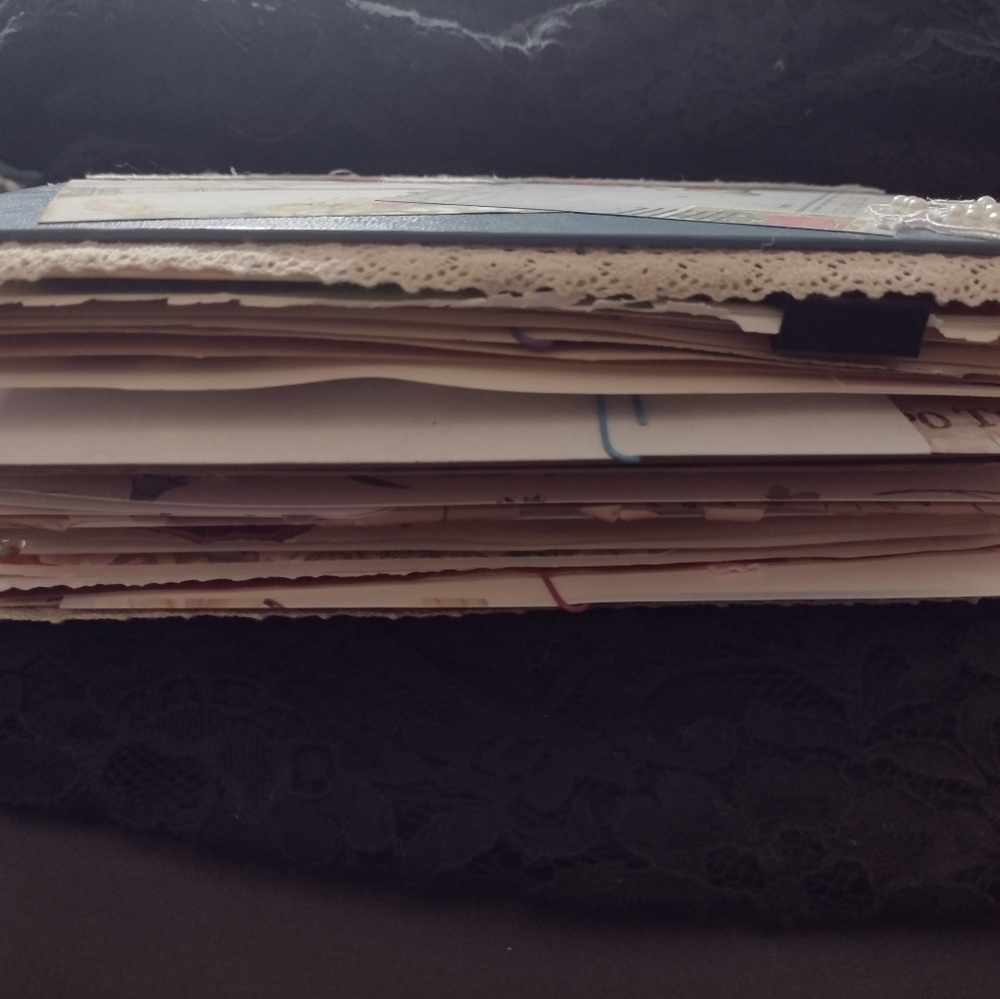 Handmade "Red Ribbon" junk journal - Picture 3 of 12